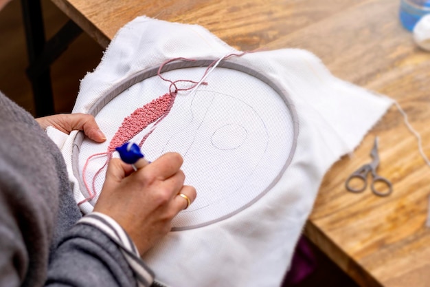 instruktor pokazujący ścieg